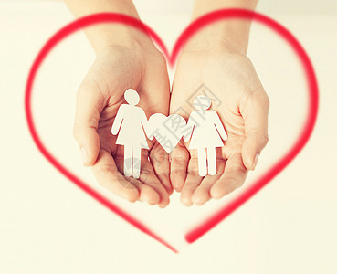 爱,家庭幸福的女人的手两个纸女人的心脏形状图片