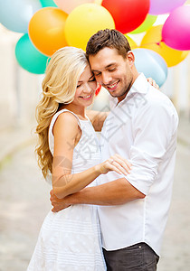 暑假,庆祝婚礼夫妇与彩色气球订婚戒指图片