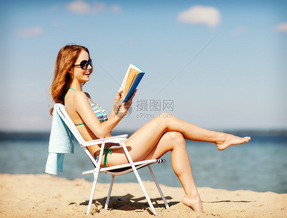 暑假假期女孩海滩椅子上看书女孩沙滩椅子上看书图片