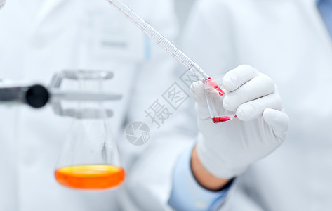 科学,化学,技术,生物学人的密切科学家的手与吸管填充试管临床实验室的研究图片
