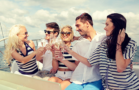 度假,旅行,海洋,友谊人的微笑的朋友带着杯香槟游艇上图片