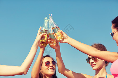 暑假,假期,聚会,旅行人的快乐的轻妇女与饮料碰瓶图片