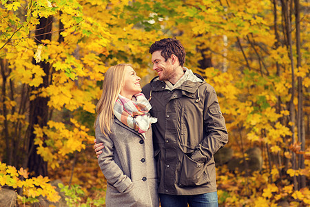 爱,关系,家庭人的微笑的夫妇拥抱秋天的公园图片