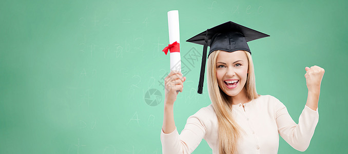 教育,高中,知识,毕业人的快乐的学生女孩女子Trencher帽与文凭证书绿色粉笔板背景图片