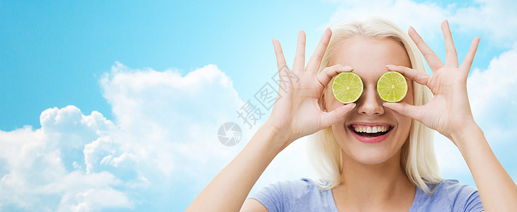 健康饮食,机食品,水果饮食,漫画人的快乐的女人玩得开心,用石灰片覆盖蓝天云彩的背景上图片
