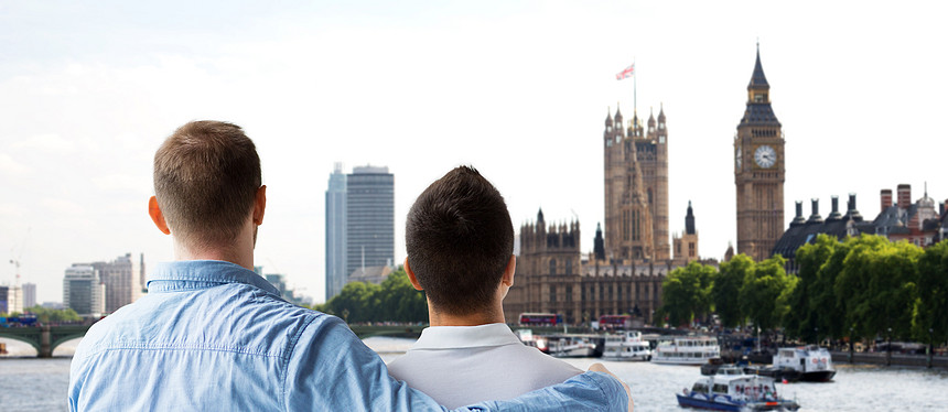 人,同婚姻,旅行爱情亲密的快乐男夫妇拥抱背后大本议会伦敦背景