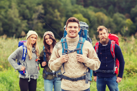 冒险,旅行,旅游,徒步旅行人的群微笑的朋友站背包里图片