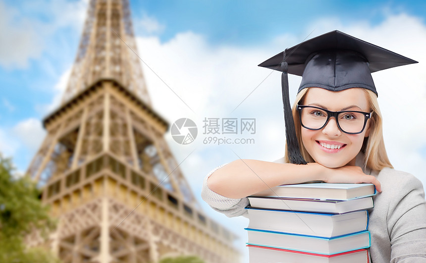 教育学校知识人的巴黎埃菲尔铁塔背景下,戴着叠书的学生女孩女人的照片图片