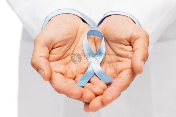 医疗保健,专业,人医学近距离男医生手天蓝色前列腺癌意识丝带图片