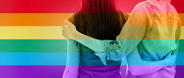 人,同婚姻,爱情的亲密的快乐女夫妇拥抱彩虹条纹背景图片