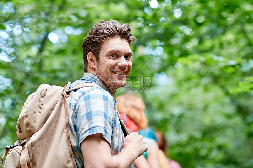 冒险,旅行,旅游,徒步旅行人们的群微笑的朋友带着背包树林里散步图片