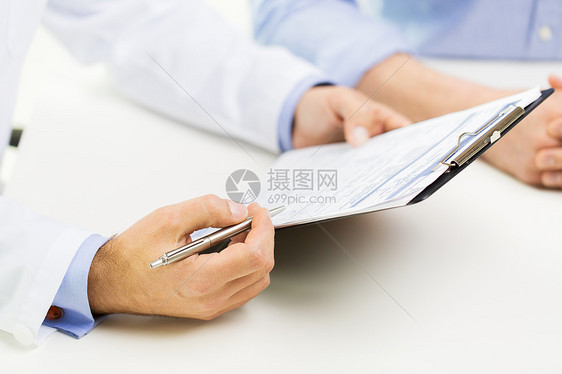 医学,保健,人前列腺癌的用剪贴板男医生病人的手图片
