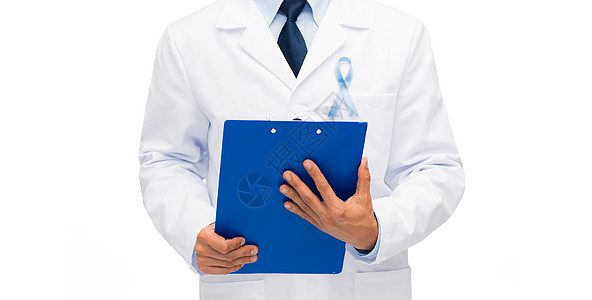 医疗保健,专业,人医学密切男医生穿着白色外套与天蓝色前列腺癌意识丝带剪贴板图片