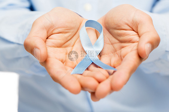 医学,保健,手势人的靠近男的手,着蓝色的前列腺癌意识丝带图片