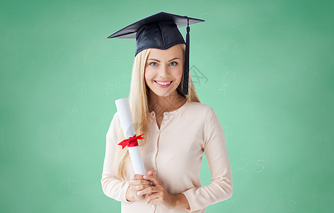 人,教育,高中毕业快乐的学生女孩学士帽与文凭绿色粉笔板背景背景