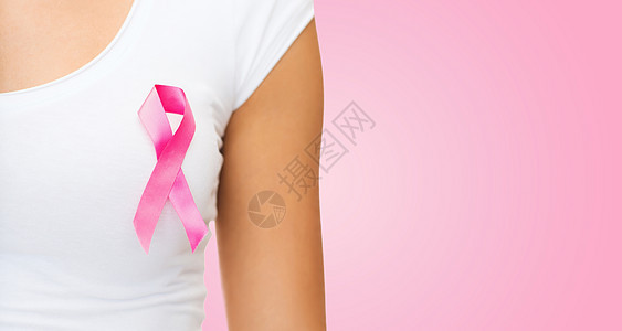 医疗保健,人,慈善医学密切妇女T恤与乳腺癌意识丝带粉红色背景图片