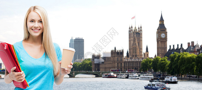 教育,学校,留学,饮料人的微笑的学生女孩与文件夹咖啡伦敦城市的背景图片