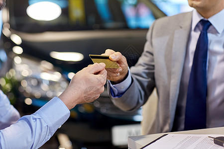 汽车业务,销售人的密切客户提供信用卡给汽车经销商车展背景图片
