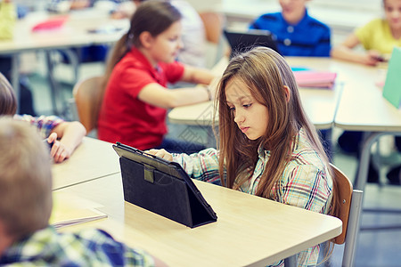 小女孩与平板电脑电脑教室休息图片