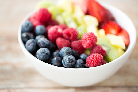 健康的饮食,节食,素食人们的水果浆果碗桌子上图片