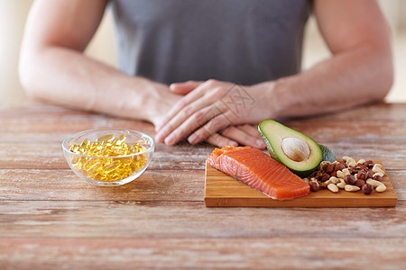 健康的饮食,饮食人的密切的男手与食物富含蛋白质的砧板桌子上图片