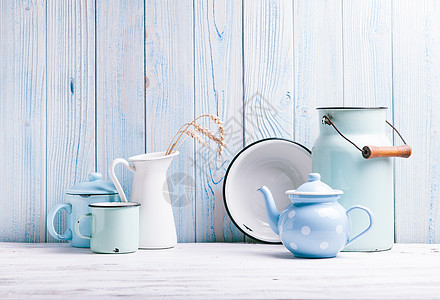 厨房桌子上蓝色木墙上的搪瓷器皿搪瓷器皿还活着图片
