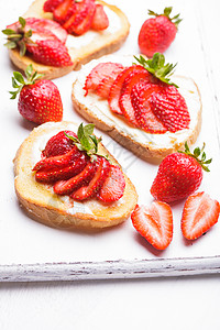 夏季早餐黄油草莓包夏季早餐图片