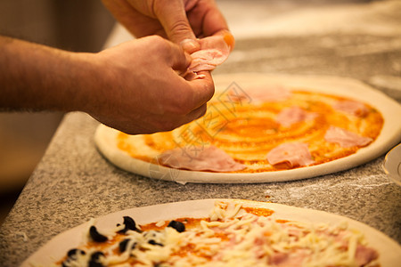 餐馆披萨,把厨师的手关来图片