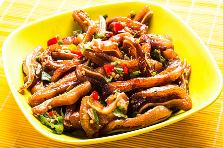 猪耳朵碗里的中国辛辣食物图片