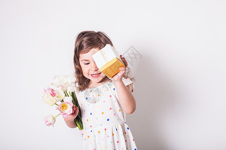 小女孩带郁金香盒子给妈妈送礼物图片