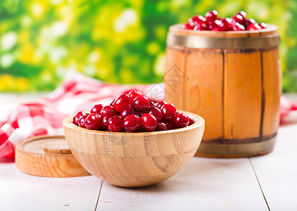 木制桌子上的新鲜蔓越莓背景图片