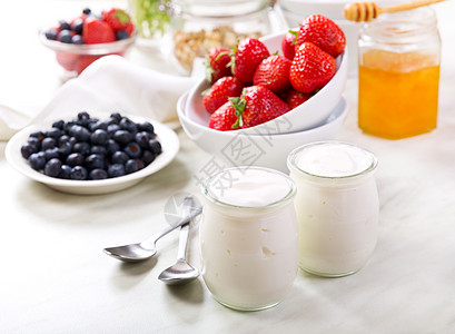 早餐加希腊酸奶新鲜水果图片