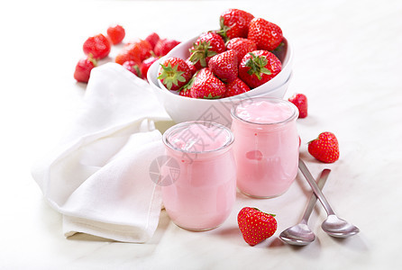 草莓酸奶新鲜水果图片