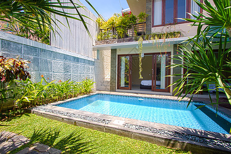带游泳池的热带别墅图片