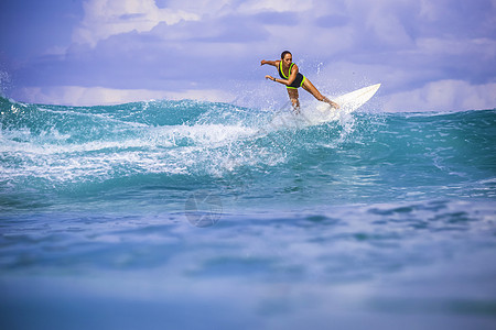 印度女人冲浪女孩惊人的蓝色波浪,巴厘岛背景