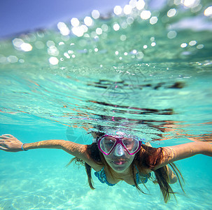 女子海洋浮潜的水下肖像图片