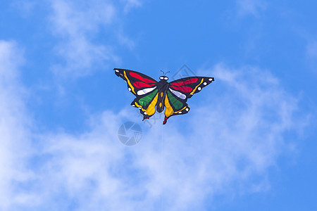 五颜六色的风筝蝴蝶蓝天上飞翔图片