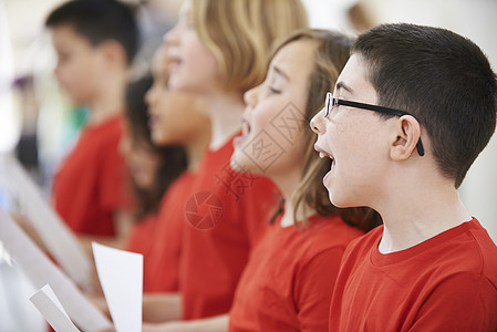 群学校的孩子合唱里唱歌图片