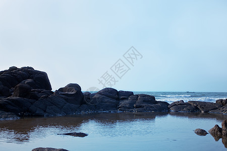 大黑石荧光海滩大黑石的海岸珊瑚礁背景