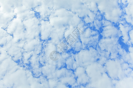 蓝天与云紧密相连图片
