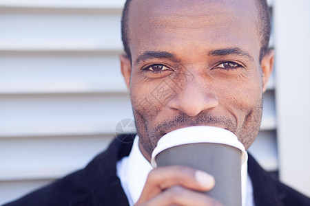 时髦的黑人户外喝咖啡休息图片