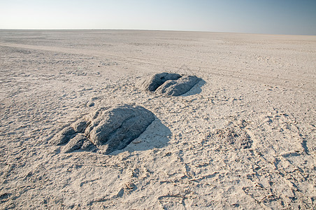 两个花岗岩岩石挤压可见的附近,只沙子,直地平线内的Makdikdi盐锅博茨瓦纳图片