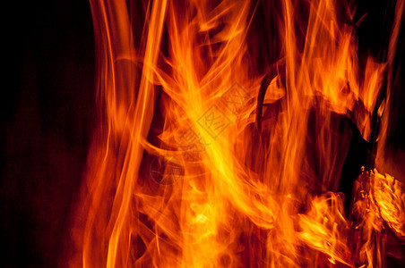 近距离观看营地大火的火焰,揭示化学反应的橙色黄色红色图片