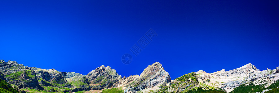 比利牛斯山夏季全景背景图片