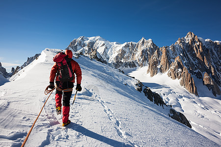 法国的勃朗峰,mountaner爬上了个雪岭企业,勤奋,队合作图片