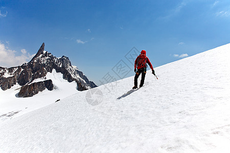 登山者站冰川上看着山峰登特杜盖恩特,勃朗峰,蒙尼,法国图片