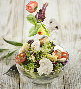碗新鲜蔬菜沙拉图片