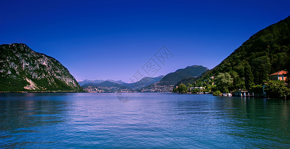 瑞士蒂奇诺卢加诺市海岸线湖泊的风景图片