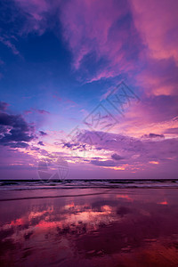 热带假期背景海滩上的日落巴加,果阿,印度图片
