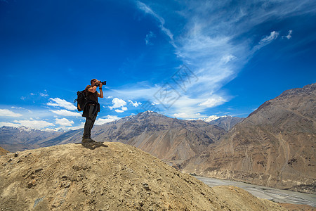 摄影师喜马拉雅山拍摄照片印度希马查尔邦的斯皮蒂山谷图片